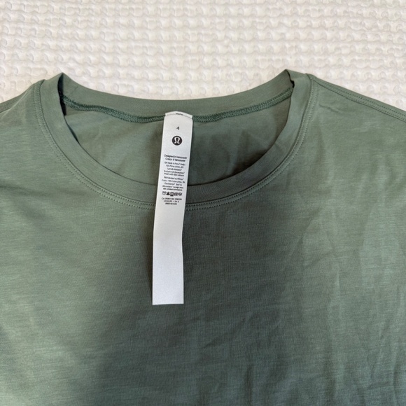 Lululemon Cates T-Shirt Cropped. Size 4. NWT - Picture 3 of 4